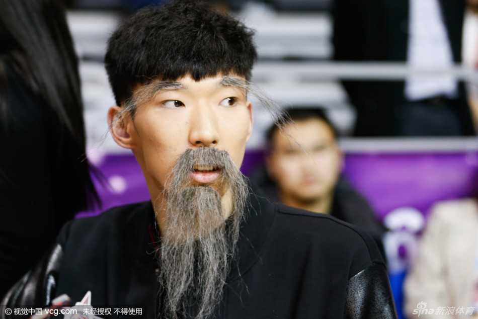 周琦的奇幻变身:从“大魔王”到白胡子魔法师 周琦与友人交谈时被镜头抓拍,他嘴角上扬忍不住偷笑,巨大的胡子与严肃的魔法师装扮在这一刻被纯真的笑容彻底‘破功’。