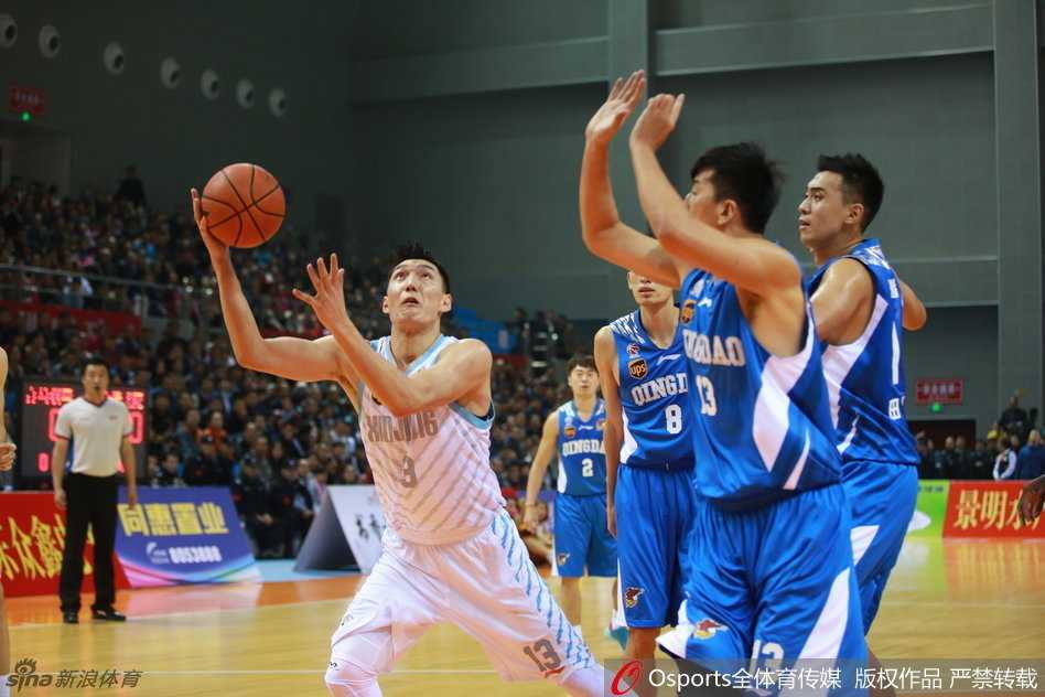 周琦篮下强突憾失绝杀 新疆复仇青岛夺热身赛胜利 周琦运球一步过掉防守球员,身形舒展地杀向内线,眼神坚定地望向篮筐,准备完成一记势在必得的突破上篮。