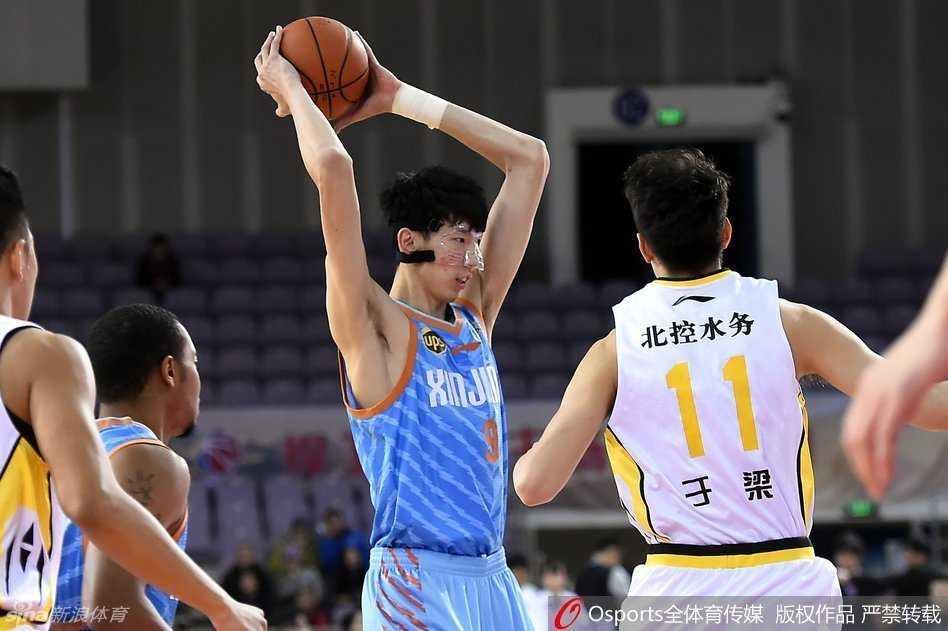 周琦篮下暴扣引领新疆逆转 西热力江突破古德洛克妙传 眼神犀利的周琦在篮下高高跃起,冷静观察着队友和对手的跑位,随时准备送出致命一击。