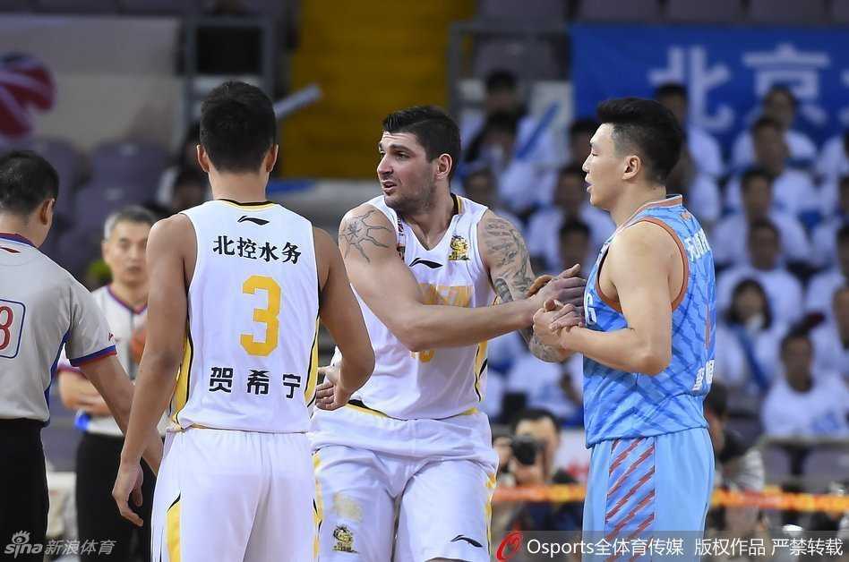 周琦篮下暴扣引领新疆逆转 西热力江突破古德洛克妙传 苏伟在篮下拼抢中表情无辜,面对混乱的争抢局面显得有些不知所措,与队友的沟通也出现偏差。