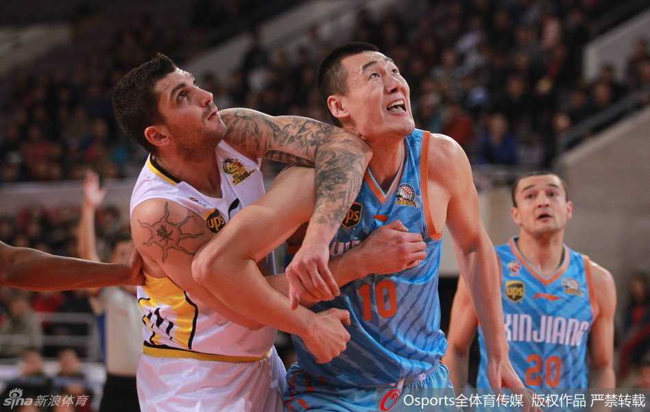 周琦篮下暴扣引领新疆逆转 西热力江突破古德洛克妙传 西热力江如猎豹般持球突破,他犀利的切入撕开了对手的防线,为接下来的进攻创造了空间。