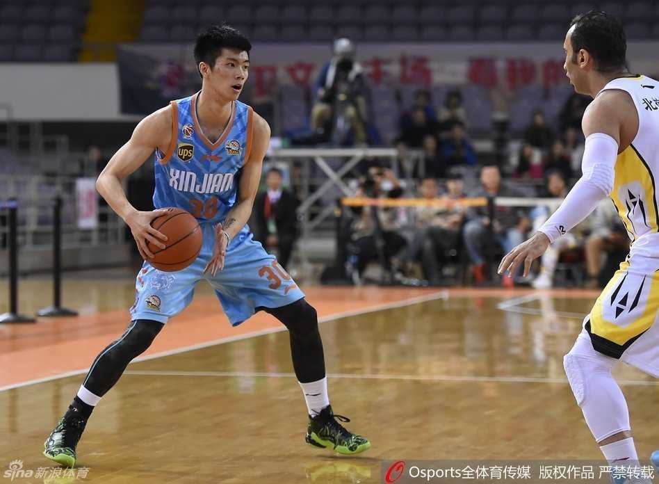 周琦篮下暴扣引领新疆逆转 西热力江突破古德洛克妙传 北控队外援卡姆拉尼表情极度夸张,对新疆队突然提升的防守强度感到震惊和无奈。