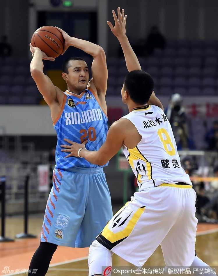 周琦篮下暴扣引领新疆逆转 西热力江突破古德洛克妙传 古德洛克如闪电般启动突破,他的起速瞬间甩开了防守者,眼神坚毅地望向篮筐。
