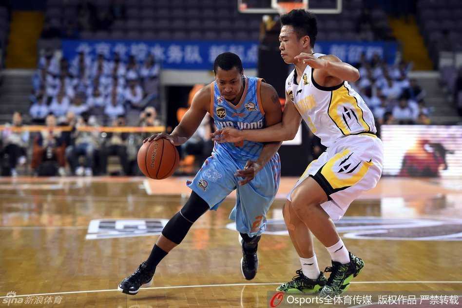 周琦篮下暴扣引领新疆逆转 西热力江突破古德洛克妙传 周琦高高跃起完成暴力灌篮,他的身体在空中完全舒展,展现出惊人的天赋和爆发力。