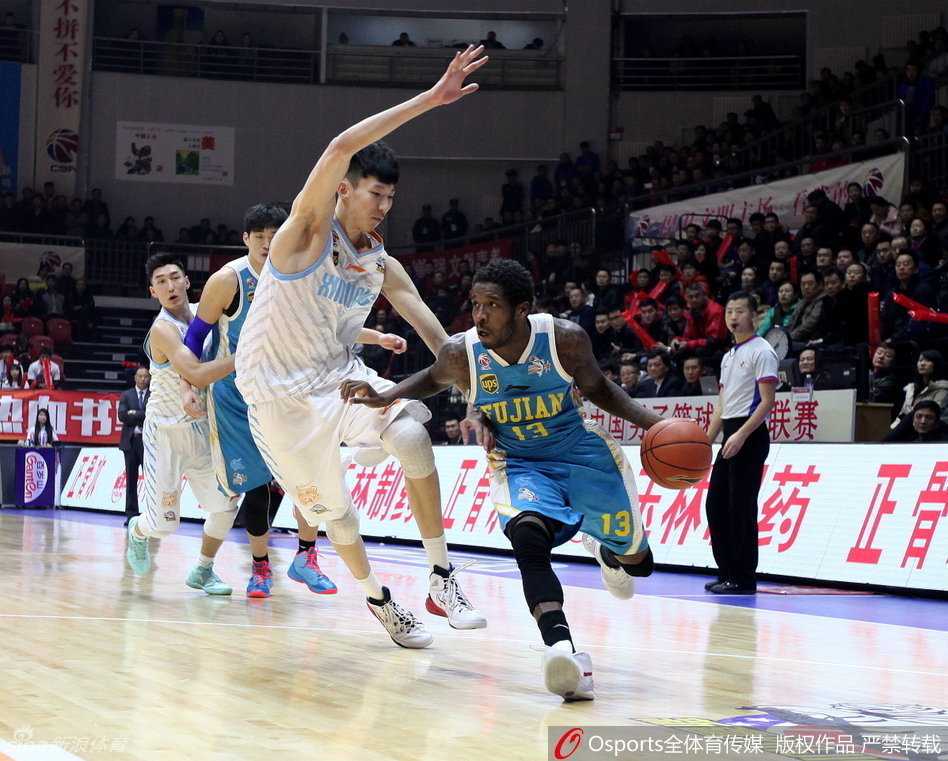 李根在罚球线上神情自若，稳稳出手，这位对阵旧主的锋线悍将，用每一次得分证明着自己的价值。