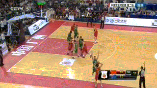 周鹏邹雨宸双星闪耀,男篮广州热身惜败澳洲 八一队年轻内线邹雨宸在这场比赛中打出了血性,他在防守端如同筑起一道叹息之墙,一记势大力沉的排球大帽扇飞对手的上篮后,霸气捶胸怒吼,瞬间点燃了全场观众的激情。