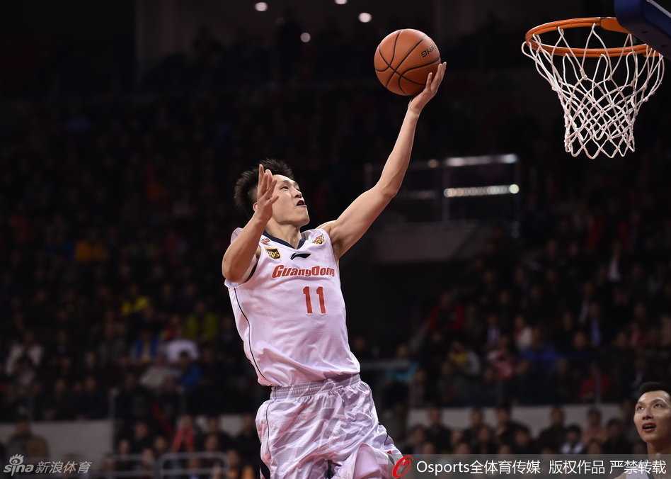 周鹏:从丹东少年到篮坛常青树,他的情缘不止于冠军 少年周鹏在丹东体校训练时,眼神中透露出对未来的无限憧憬与坚定