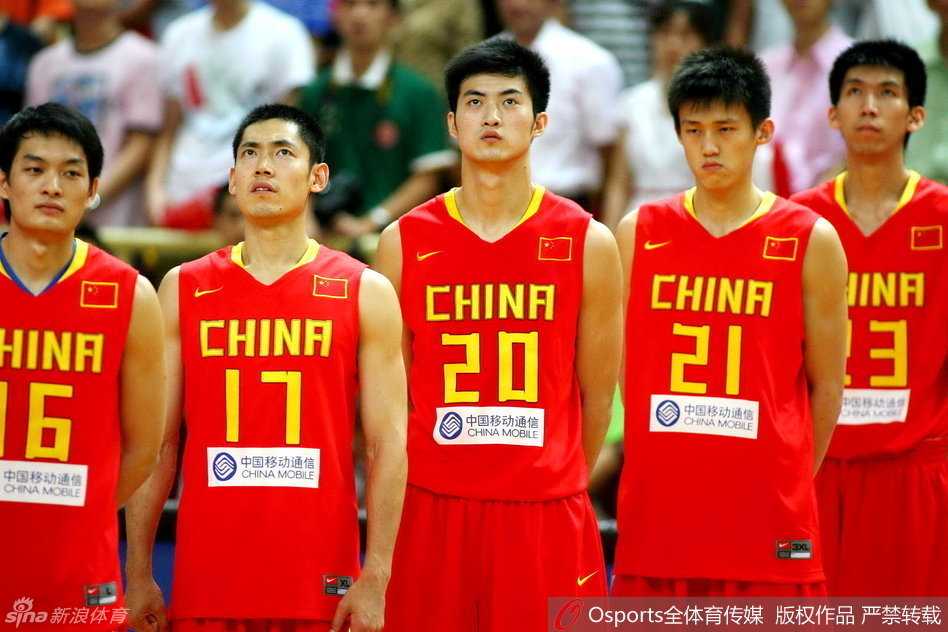 周鹏:从丹东少年到篮坛常青树,他的情缘不止于冠军 周鹏在深圳男篮主场赛后向球迷致意,举手投足间满是领袖风范与对赛场的眷恋