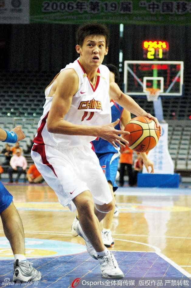 周鹏:从丹东少年到篮坛常青树,他的情缘不止于冠军 身披国家队战袍的周鹏在奏国歌仪式上神情肃穆,右手放在胸前,尽显老将的担当