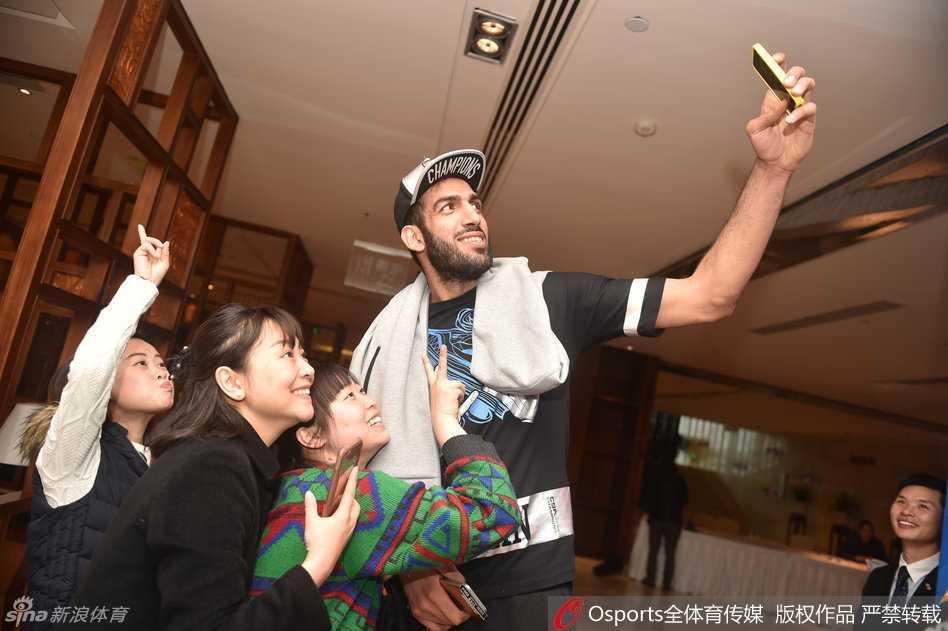 哈哈组合冠军归蜀:哈达迪哈里斯与球迷的温情瞬间 哈达迪弯下腰,伸出巨大的手掌与一位年仅几岁的小球迷击掌,小球迷仰望着这位冠军中锋,眼神中满是崇拜,这一刻篮球的梦想在无声中传递。