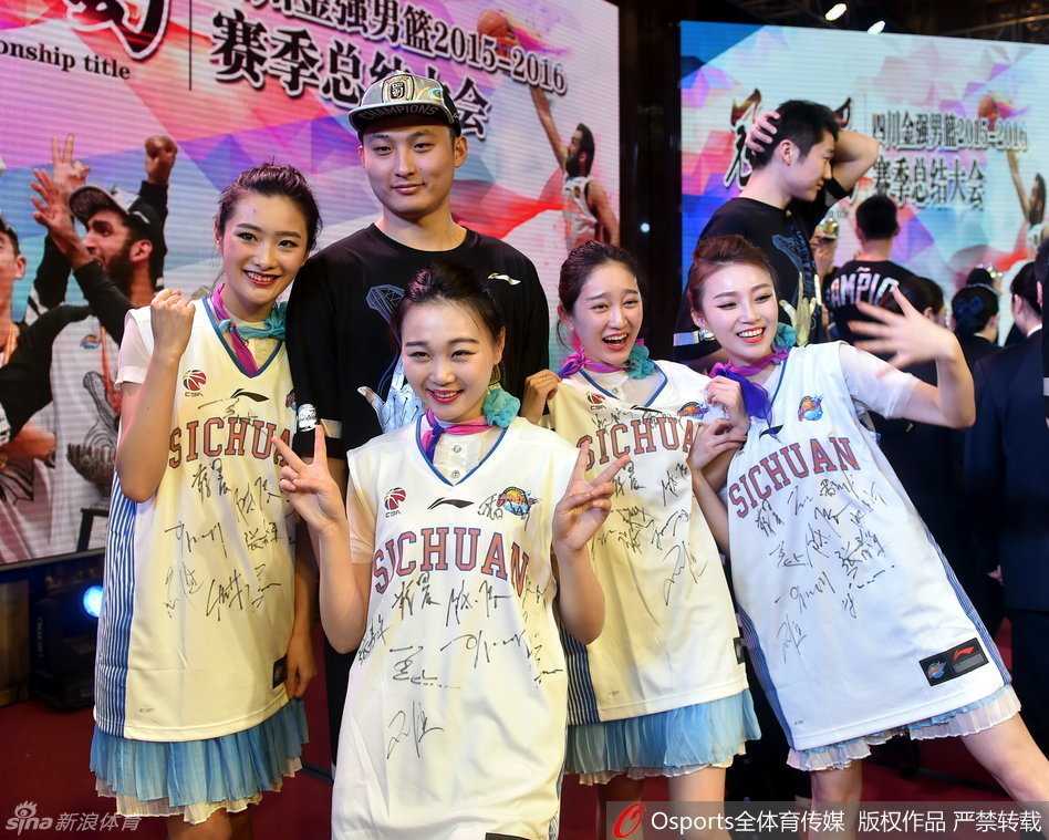 哈哈组合冠军归蜀:哈达迪哈里斯与球迷的温情瞬间 一位优雅的空姐面带微笑,双手展开一件布满四川队全体将士签名的白色球衣,这件球衣不仅承载着冠军的荣耀,更见证了川军与川航的深厚情谊。