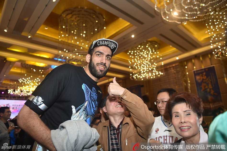 哈哈组合冠军归蜀:哈达迪哈里斯与球迷的温情瞬间 哈达迪耐心地低下头,与一位热情的四川球迷并肩合影,他脸上挂着满足的笑容,对球迷的签名要求几乎有求必应,毫无大牌球星的架子。