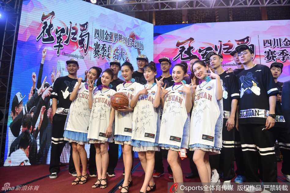 哈哈组合冠军归蜀:哈达迪哈里斯与球迷的温情瞬间 夺得CBA总冠军后,四川队的将士们与美丽的四川航空空姐亲密合影,镜头定格了冠军荣耀与民航风采交融的欢乐时刻。