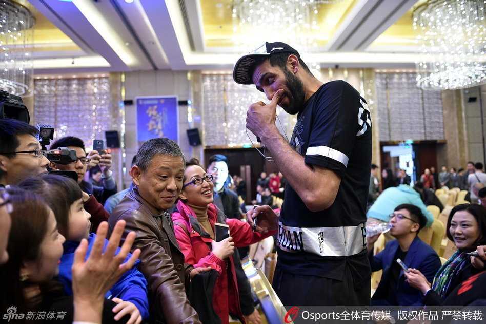 哈哈组合冠军归蜀:哈达迪哈里斯与球迷的温情瞬间 高大的伊朗中锋哈达迪摆出一个俏皮的拍照姿势,虽然身材庞大但动作却格外灵活,搞怪的表情引得现场快门声不断,展现了他赛场外的幽默感。