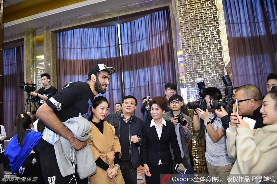 哈哈组合冠军归蜀:哈达迪哈里斯与球迷的温情瞬间 哈达迪甚至拿起手机,与身边的球迷玩起了自拍,他熟练地寻找最佳角度,这一刻他不是赛场上令人生畏的巨塔,而是一位喜欢记录生活、平易近人的大个子朋友。