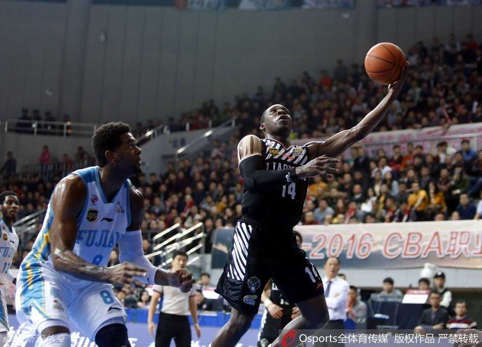 哈德森与郭艾伦双枪驱动,辽宁铁军铸就经典一战 哈德森在防守球员的围堵下依然坚定起步,如离弦之箭般杀向福建队禁区,眼神中满是杀气。