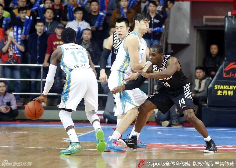 哈德森与郭艾伦双枪驱动,辽宁铁军铸就经典一战 郭艾伦绕过韩德君的掩护后获得空位,他果断跳起出手,篮球脱手而出,眼神紧盯着飞向篮筐的轨迹。