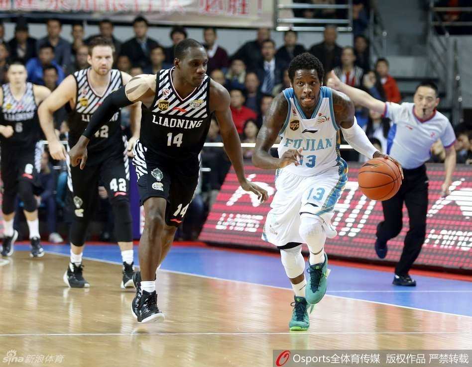 哈德森与郭艾伦双枪驱动,辽宁铁军铸就经典一战 兰多夫在人群中跳起,双手将球传出,眼神却飘向另一边,这一记不看人传球骗过了所有防守者。