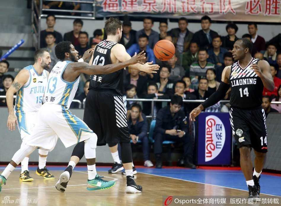 哈德森与郭艾伦双枪驱动,辽宁铁军铸就经典一战 郭士强在场边双手合十,神情专注地指挥比赛,背后是沸腾的球迷看台,他的背影显得坚定而执着。