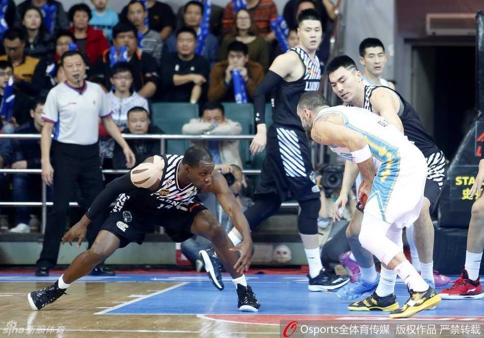 哈德森与郭艾伦双枪驱动,辽宁铁军铸就经典一战 贺天举持球强行突破,利用身高优势对抗防守球员,步伐坚定地杀向福建队禁区。