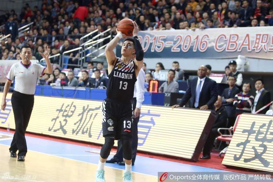 哈德森与郭艾伦双枪驱动,辽宁铁军铸就经典一战 赵泰隆痛苦倒地,双手紧捂面部,身边的队友和对手纷纷举手示意,神情关切,场上一片紧张气氛。