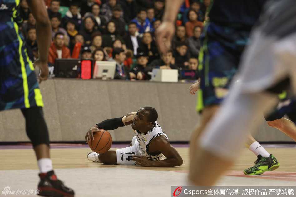 哈德森导演二十三分惊天逆转 辽宁本溪主场二十二分神迹掀翻广东 哈德森在人群中腾空而起,以极其舒展的姿态完成上篮,展现出超级外援超凡的身体素质和得分能力