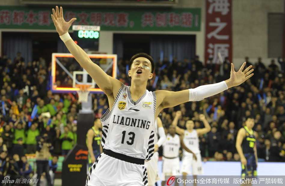哈德森导演二十三分惊天逆转 辽宁本溪主场二十二分神迹掀翻广东 郭艾伦兴奋地与队友击掌庆祝胜利,全场球迷的欢呼声达到了顶点,这是属于辽宁队的荣耀时刻