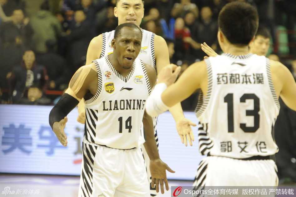 哈德森导演二十三分惊天逆转 辽宁本溪主场二十二分神迹掀翻广东 郭艾伦在快攻中眼神犀利,精准地将球分给位置更好的队友,这次精彩的助攻盘活了全队的进攻