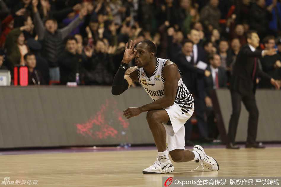 哈德森导演二十三分惊天逆转 辽宁本溪主场二十二分神迹掀翻广东 哈德森调皮地躺在地板上,紧握篮球不放手,眼神中流露出自信与戏谑,仿佛在告诉对手比赛已经失去悬念