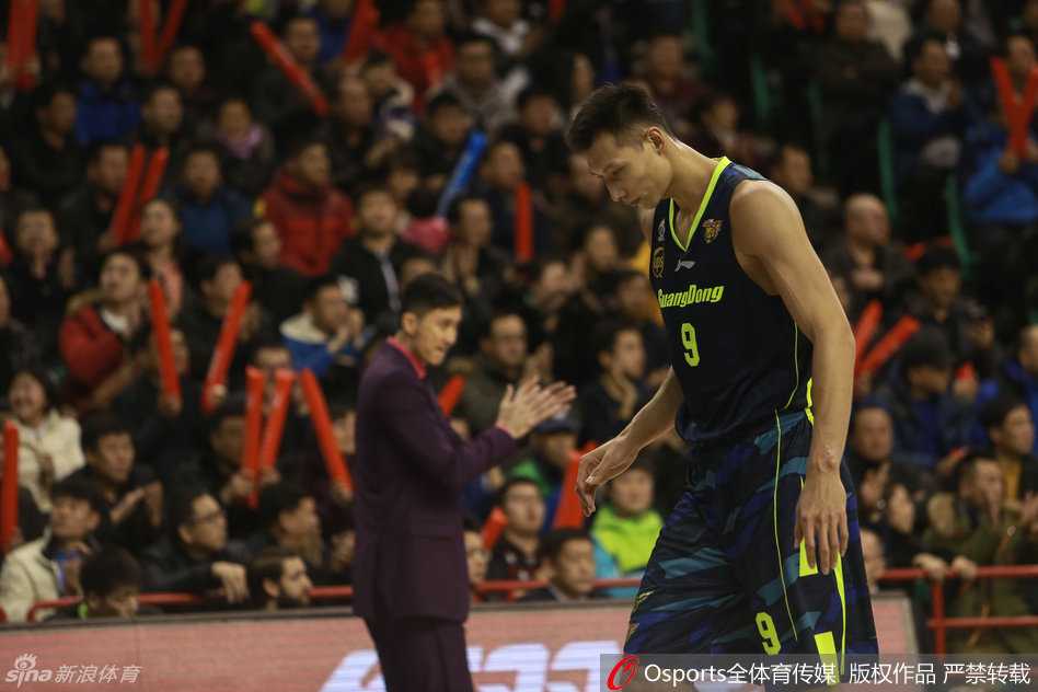 哈德森导演二十三分惊天逆转 辽宁本溪主场二十二分神迹掀翻广东 哈德森在完成准绝杀后,队友们将他团团围住,疯狂庆祝这来之不易的胜利,每个人的脸上都写满了狂喜与释放