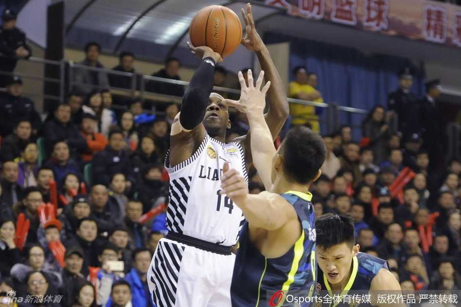 哈德森导演二十三分惊天逆转 辽宁本溪主场二十二分神迹掀翻广东 易建联在三分线外果断出手,篮球应声入网,这位中国男篮核心仍在为球队的胜利倾尽所有