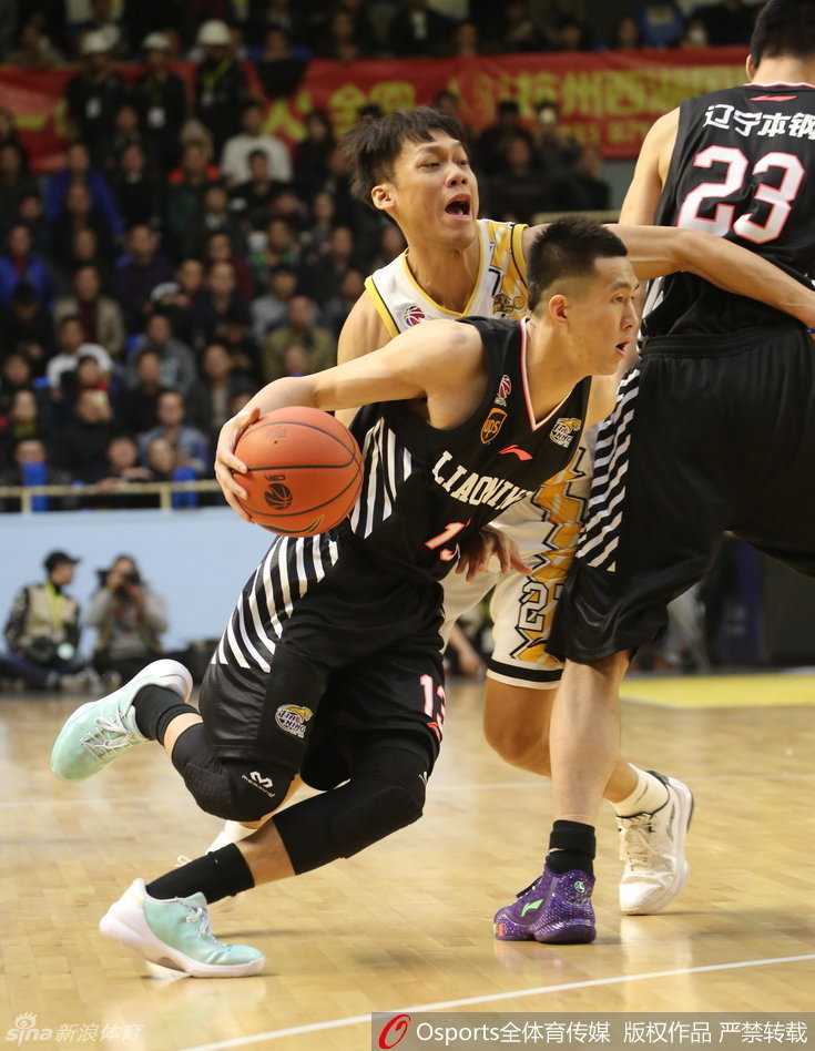哈德森超神43分导演逆转,辽篮客胜广厦豪取四连胜 韩德君篮下卡位要球,面对防守人高举高打,轻轻一跃将球放入篮筐,动作朴实无华却彰显着内线巨无霸的绝对统治力。