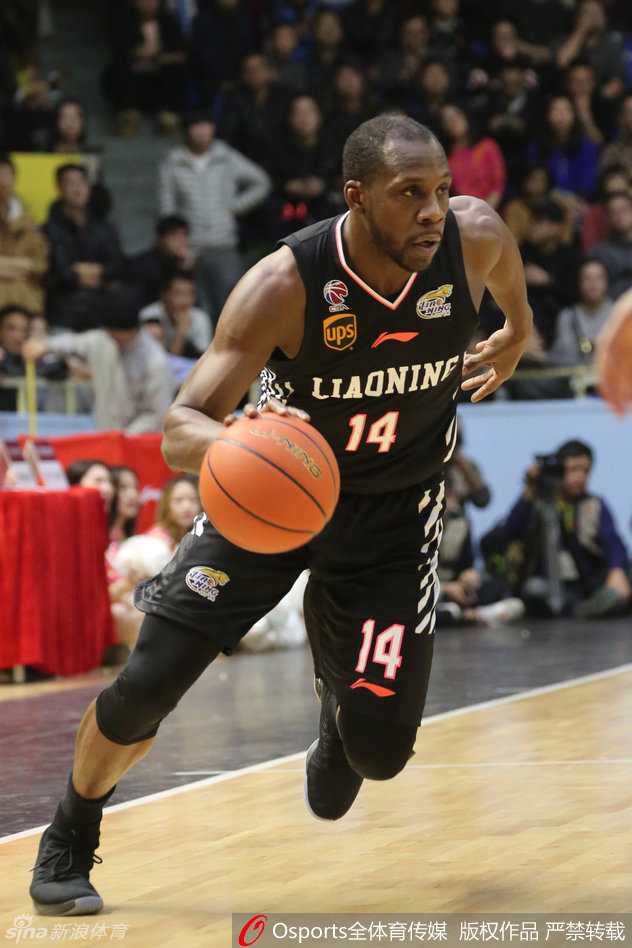 哈德森超神43分导演逆转,辽篮客胜广厦豪取四连胜 哈德森面对防守毫无惧色,跃起在空中略带后仰,手指轻柔拨球,划出一道完美弧线,眼神中充满了必胜的霸气与坚定。