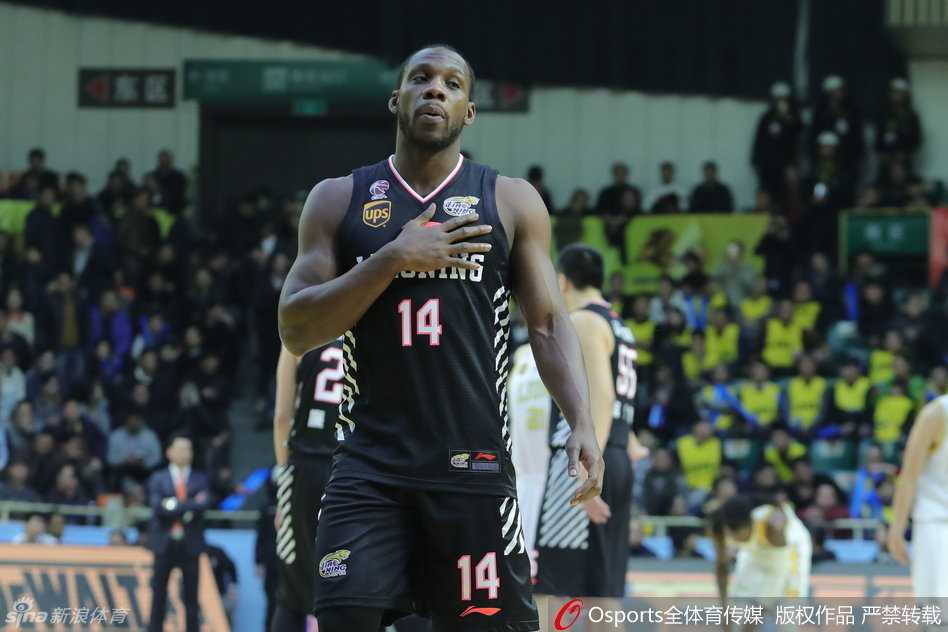 哈德森超神43分导演逆转,辽篮客胜广厦豪取四连胜 郭艾伦持球加速突破,如一道旋风般掠过防守球员,他高高跃起,在对抗中保持身体平衡,指尖轻轻一挑将球送入篮网。