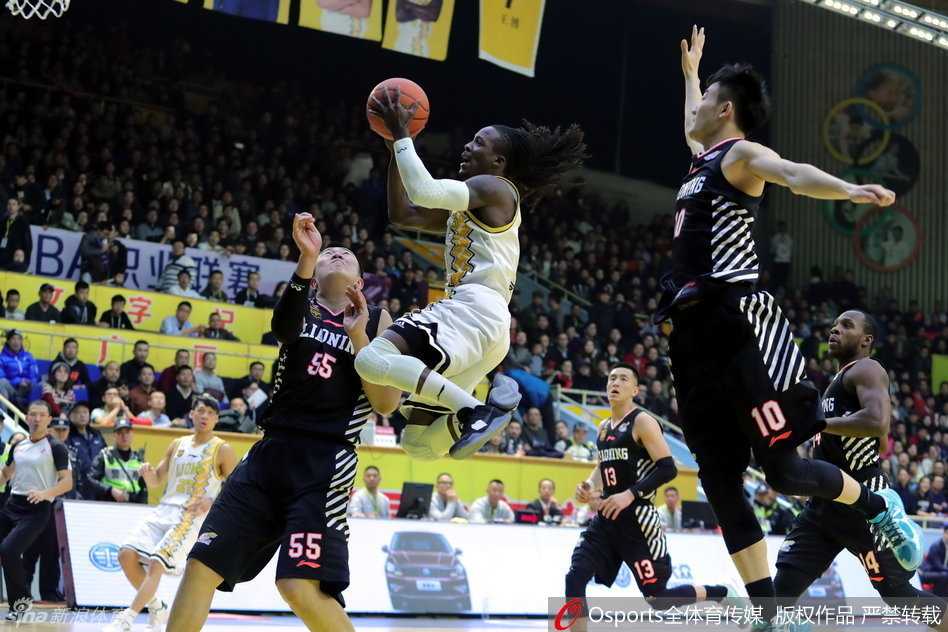 哈德森超神43分导演逆转,辽篮客胜广厦豪取四连胜 辽宁队的双外援哈德森与兰多夫在场上相互呼应,二人心有灵犀的配合是辽宁队攻城拔寨最犀利的武器,让对手防不胜防。