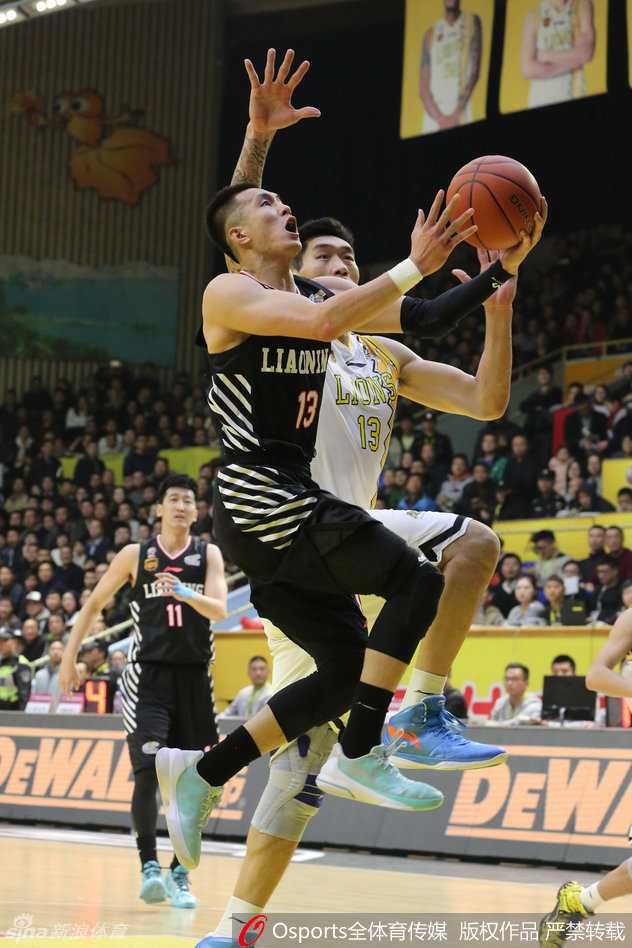 哈德森超神43分导演逆转,辽篮客胜广厦豪取四连胜 比赛中出现戏剧性一幕,皮球不偏不倚正好卡在了篮架之上,引得全场球员和裁判驻足仰望,成为了这场激战中轻松有趣的一刻。