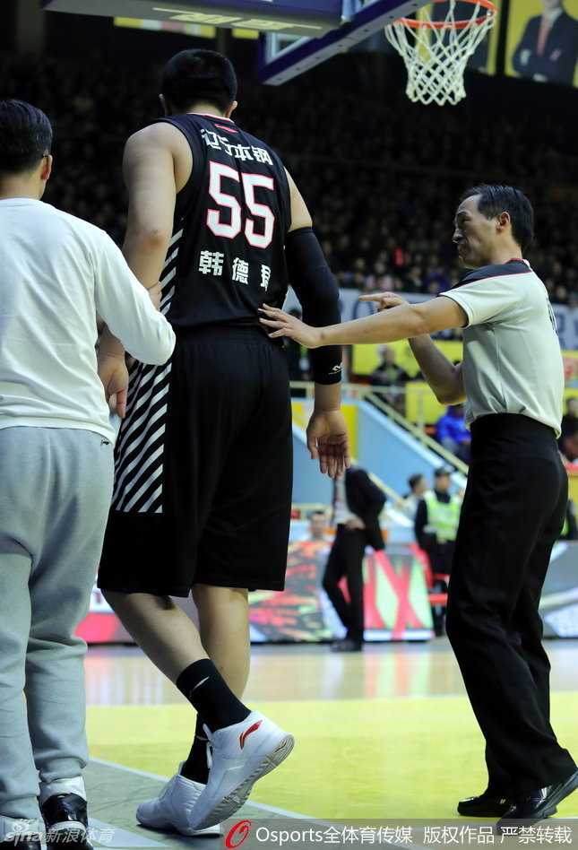 哈德森超神43分导演逆转,辽篮客胜广厦豪取四连胜 哈德森运球刚过半场,面对扑上来封堵的防守球员,他毫不犹豫拔起就投,飘逸的身姿和精准的弧线是他作为CBA顶级外援的标签。