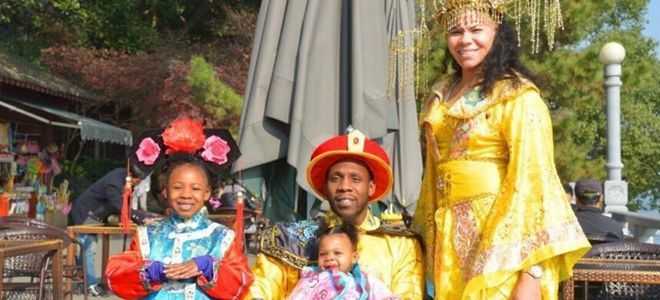 哈德森龙袍加身全家福 辽篮之神中国年味浓 哈德森与未婚妻艾妮莎甜蜜依偎,两人身着中式传统服饰,眉眼间满是笑意,仿佛在提前感受中国传统婚嫁习俗的喜庆氛围