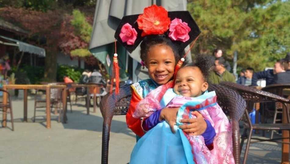 哈德森龙袍加身全家福 辽篮之神中国年味浓 哈德森和未婚妻端坐在中式太师椅上,两个女儿围绕膝前,整张照片透出一种中国传统大家庭的温馨与圆满,极具东方美感