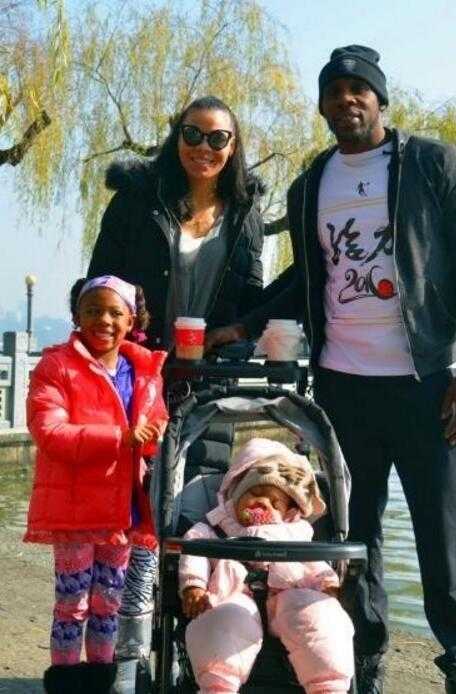 哈德森龙袍加身全家福 辽篮之神中国年味浓 全家福拍摄花絮,哈德森褪去龙袍换上便装,在镜头前搞怪逗女儿开心,展现出与赛场上冷血杀手截然不同的温情父亲形象