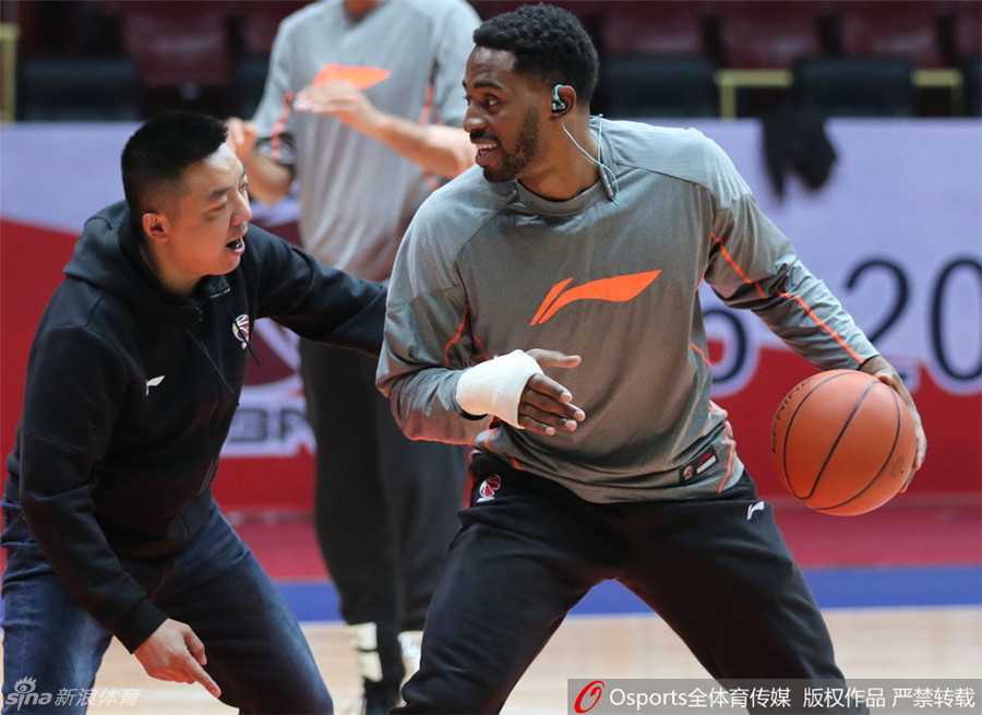 哈达迪化身铁血助教 率四川金强静候京城劲敌 训练对抗赛中,哈达迪与外援队友激烈对抗,用强壮的身体卡住位置,全力争夺篮板球。