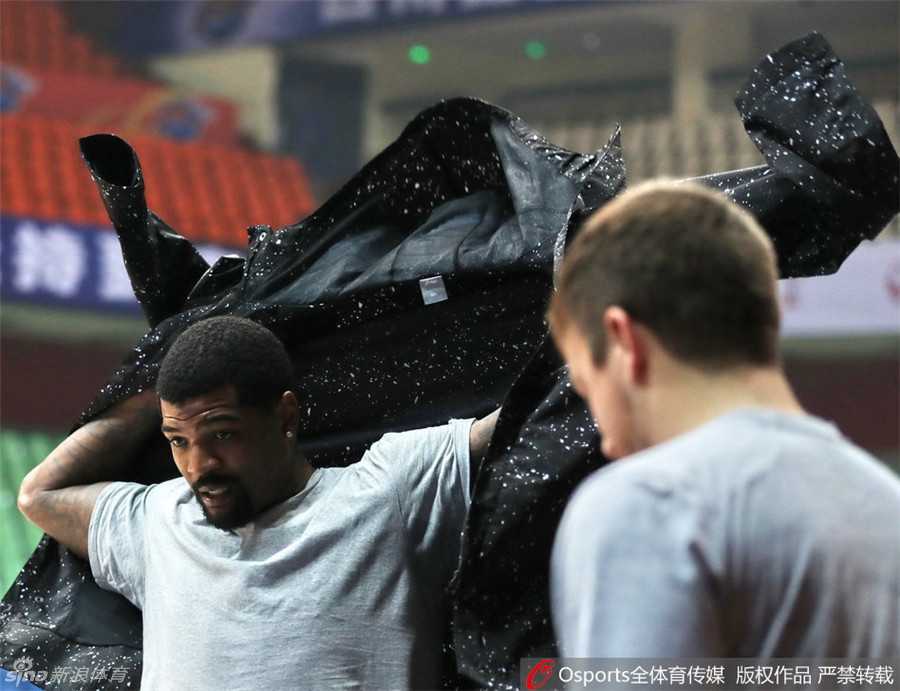 哈达迪化身铁血助教 率四川金强静候京城劲敌 赛前新闻发布会,哈达迪身着深色西服套装帅气亮相,展现了CBA顶级外援的职业风范。