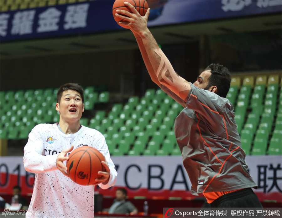 哈达迪化身铁血助教 率四川金强静候京城劲敌 哈达迪在训练中亲自示范标准投篮动作,柔和的出手手感让他在内线具备强大的牵制力。