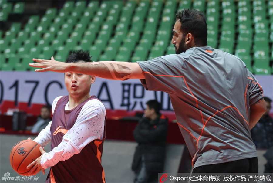 哈达迪化身铁血助教 率四川金强静候京城劲敌 伊朗中锋哈达迪暂停期间手持战术板,神情专注地为队友画跑位路线,颇有几分助教风范。