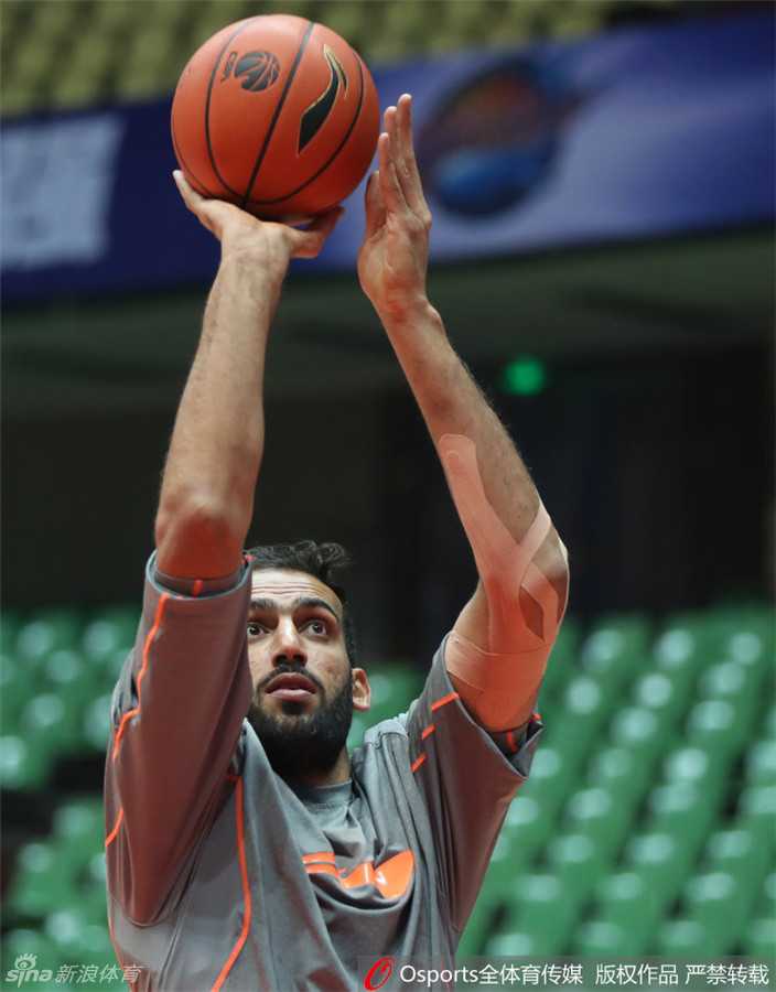 哈达迪化身铁血助教 率四川金强静候京城劲敌 哈达迪进行投篮加练,汗水浸透了球衣,眼神中透露出对胜利的极度渴望。