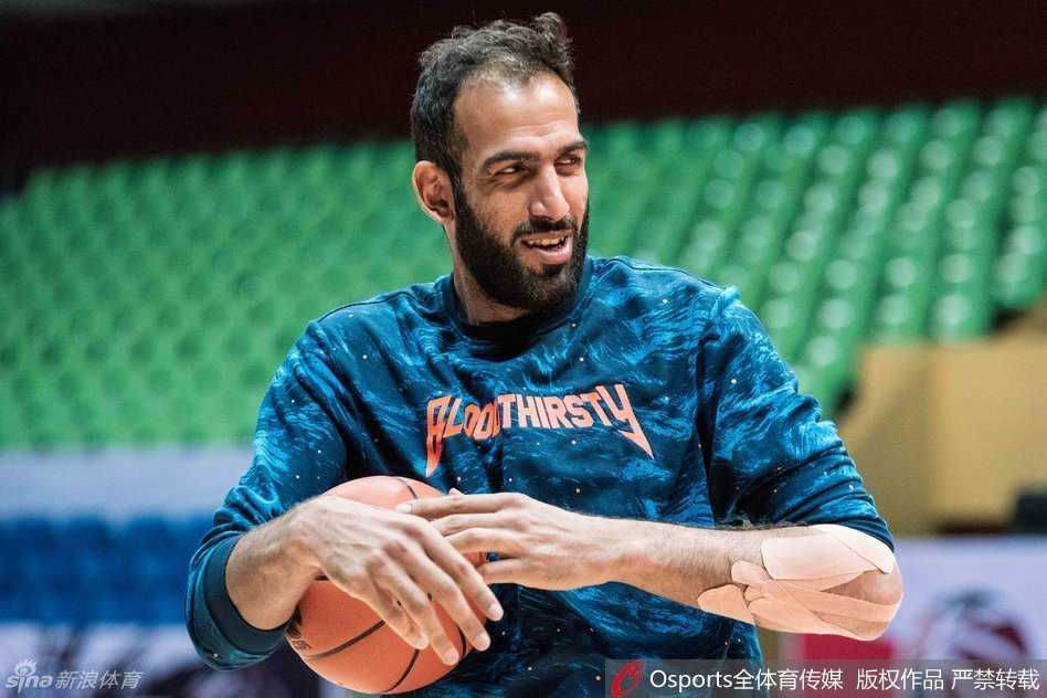 哈达迪率四川金强冲刺常规赛 药膏背后的领袖雄心 镜头聚焦在哈达迪身上那块格外抢眼的药膏,仿佛无声的勋章,诉说着他在内线肉搏战中的坚韧与为球队拼尽全力的决心。