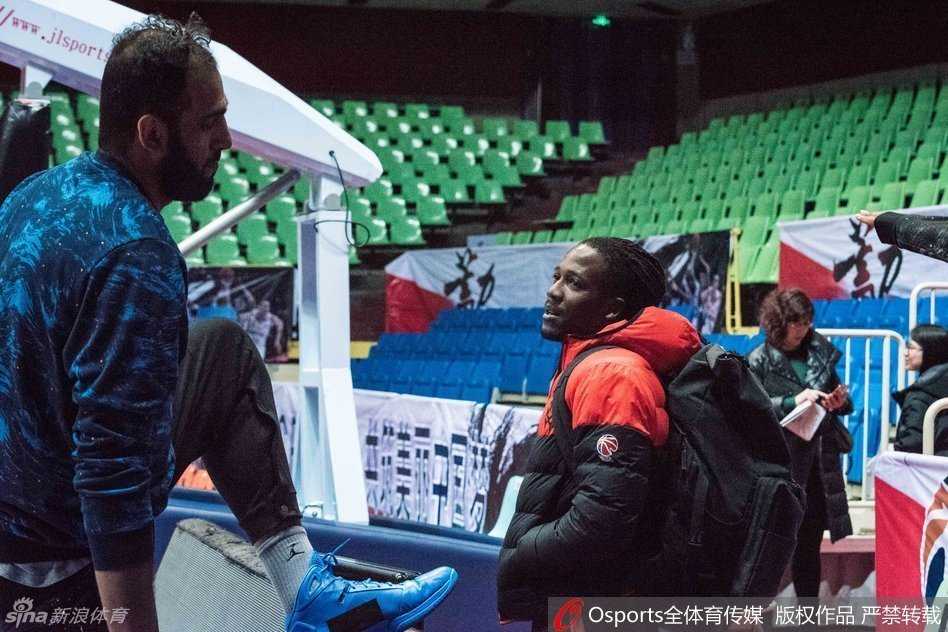 哈达迪率四川金强冲刺常规赛 药膏背后的领袖雄心 哈达迪与福森特这两位老友在训练场上相谈甚欢,脸上洋溢着久别重逢的笑意,仿佛瞬间将紧张的备战气氛拉回到了昔日并肩作战的温暖时光。