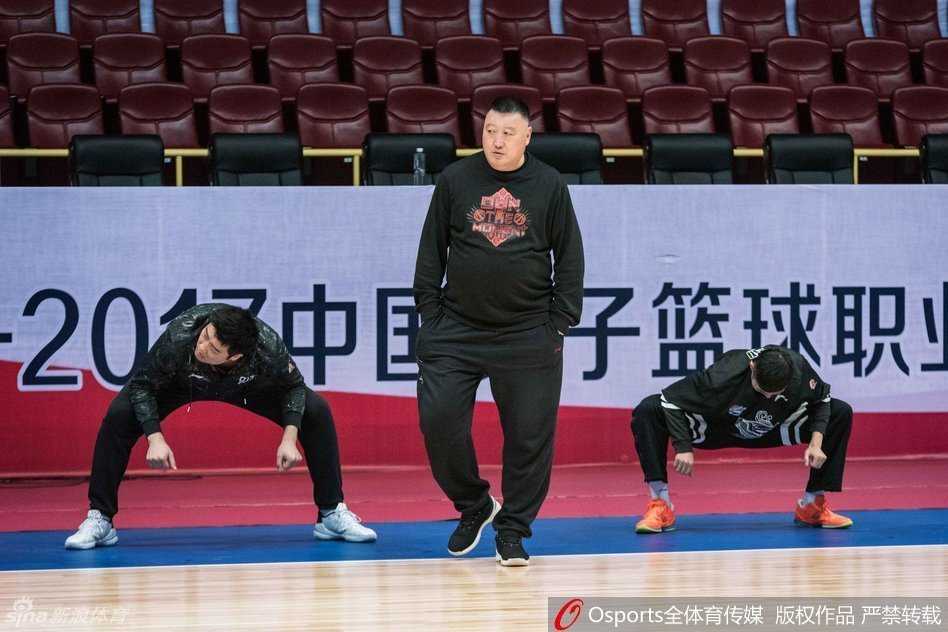 哈达迪率四川金强冲刺常规赛 药膏背后的领袖雄心 哈达迪在篮下卡住位置,高高跃起抢下篮板,双臂肌肉线条分明,展现出亚洲顶级内线令人窒息的禁区统治力。