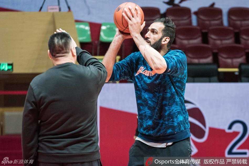 哈达迪率四川金强冲刺常规赛 药膏背后的领袖雄心 哈达迪独自留在空荡的球场一角,进行着最后的准备活动,眼神坚毅地望向远方,那里是即将到来的激烈战场。