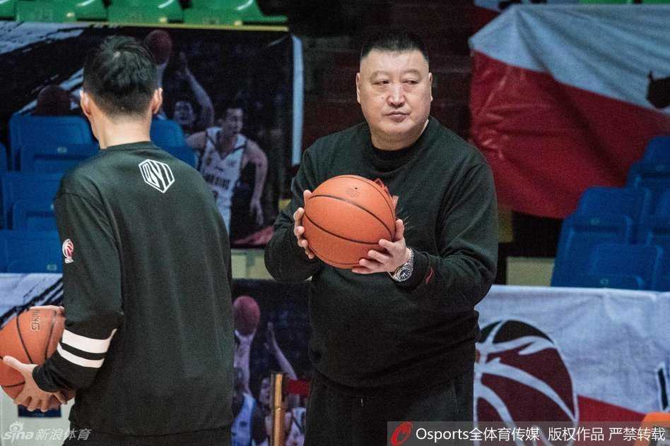 哈达迪率四川金强冲刺常规赛 药膏背后的领袖雄心 教练员亲自上场,用手臂阻挡着哈达迪的运球路线,进行针对性的防守干扰训练,哈达迪则瞪大双眼,专注于护球和观察。